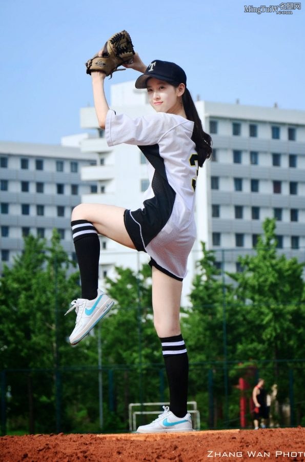 外表清纯的奶茶妹章泽天穿运动衣打棒球露大腿（第3张/共6张）