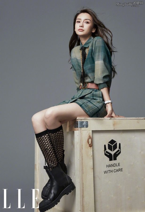 杨颖Angelababy长腿美靴时尚杂志写真（第1张/共3张）