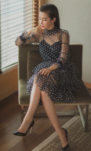 女明星李冰冰跷二郎腿拍写真，细高跟脚背性感（第1张/共7张）