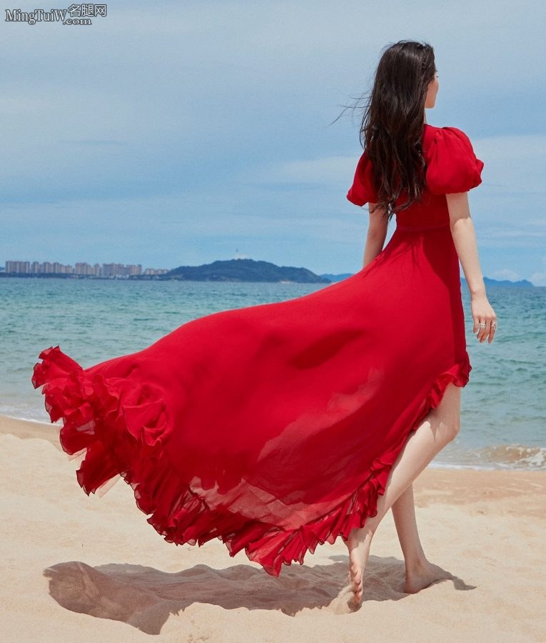刘诗诗穿红裙漫步海滩拍写真，光脚丫踩柔软的沙子（第2张/共7张）