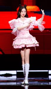 美少女杨超越身着粉色超短裙美腿穿白色筒袜表演扇子舞（第2张/共7张）