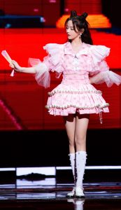 美少女杨超越身着粉色超短裙美腿穿白色筒袜表演扇子舞（第3张/共7张）