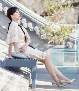 古典气质女人赵雅芝穿开叉白裙秀白大腿（第2张/共5张）