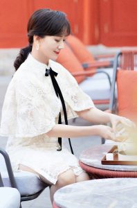 古典气质女人赵雅芝穿开叉白裙秀白大腿（第3张/共5张）
