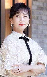 古典气质女人赵雅芝穿开叉白裙秀白大腿（第4张/共5张）