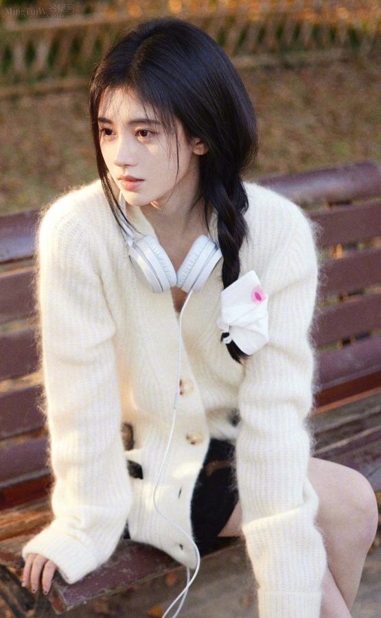 秋日公园里鞠婧祎穿白色毛衣坐在长椅上秀美腿（第2张/共3张）