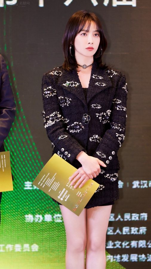 美女明星宋茜白皙美直腿登台颁奖（第8张/共10张）