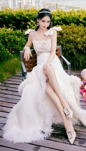 美仙子Angelababy身着白色长裙翘起纤细美腿（第1张/共10张）