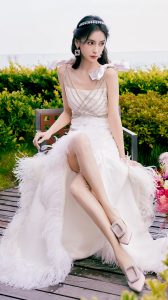 美仙子Angelababy身着白色长裙翘起纤细美腿（第2张/共10张）