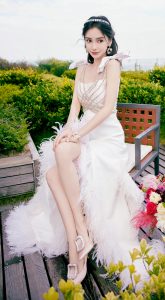 美仙子Angelababy身着白色长裙翘起纤细美腿（第4张/共10张）
