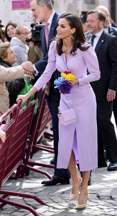 西班牙王后莱蒂齐亚Letizia Ortiz身着高贵紫裙踩细高跟精彩亮相（第1张/共5张）