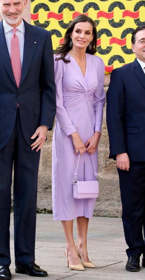西班牙王后莱蒂齐亚Letizia Ortiz身着高贵紫裙踩细高跟精彩亮相（第4张/共5张）