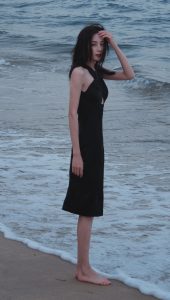 迪丽热巴光着美足踩在海滩上，身着黑裙展露迷人风姿（第5张/共14张）
