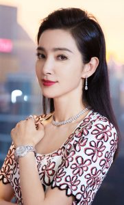 李冰冰带珠宝名表出席宝齐莱香港精品店活动气质优雅高贵（第2张/共8张）
