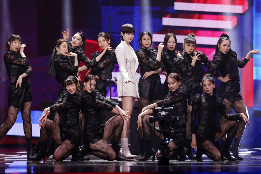 李宇春穿一条白色超短裙露美腿，黑丝小姐姐们伴舞（第10张/共10张）