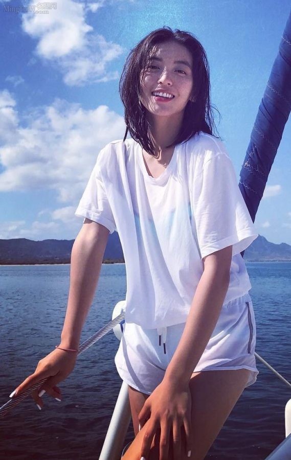 女演员尤靖茹身材高挑在游艇上展示她迷人的美腿（第2张/共5张）