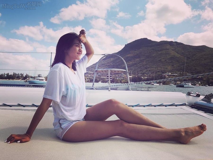 女演员尤靖茹身材高挑在游艇上展示她迷人的美腿（第3张/共5张）