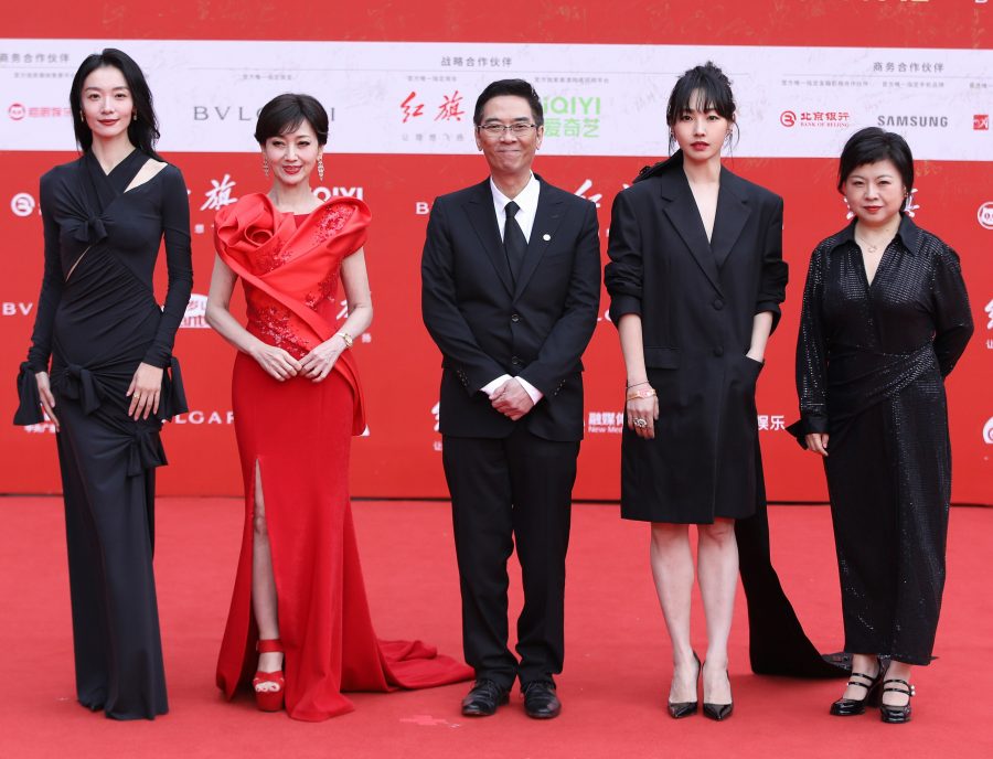 白百何亮出白玉腿出席十三届北京国际电影节开幕式（第9张/共11张）