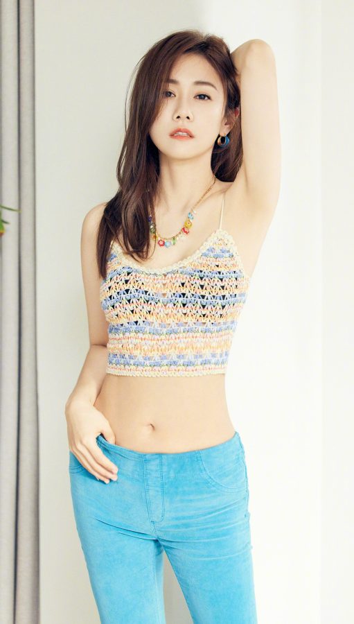 女演员刘芸穿上针织吊带背心露出细腰和肚脐（第4张/共4张）