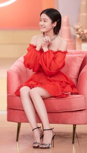 张雪迎录制《口红王子》综艺节目，光滑玉腿配上细跟凉鞋吸引眼球（第1张/共4张）