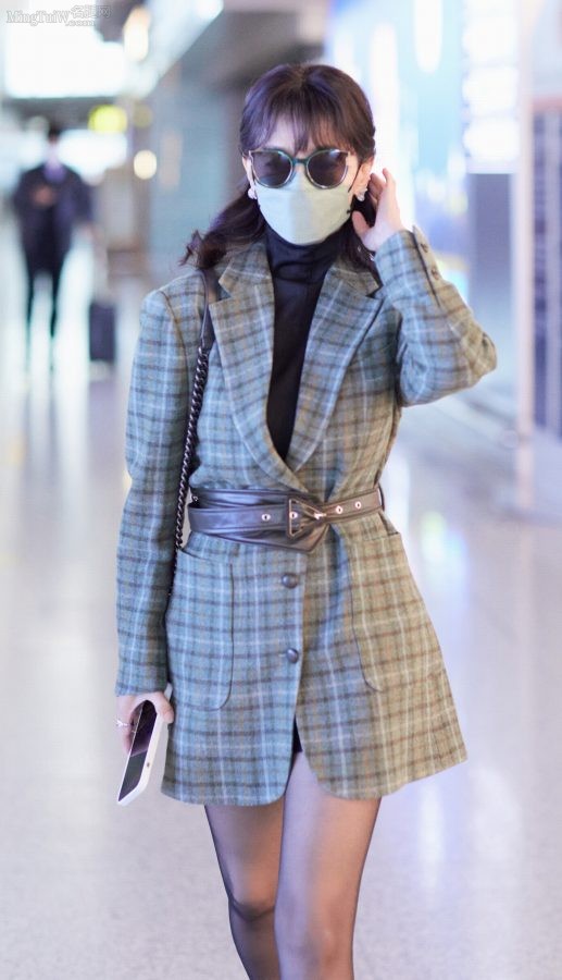 赵雅芝抵达机场，现在很少穿的黑丝袜为她增添了一份神秘感（第4张/共8张）