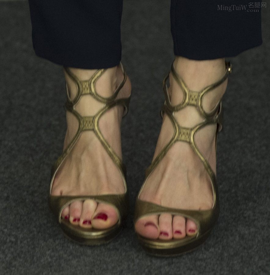 西班牙王妃Letizia Ortiz长裤凉鞋美足涂红色指甲油（第6张/共6张）