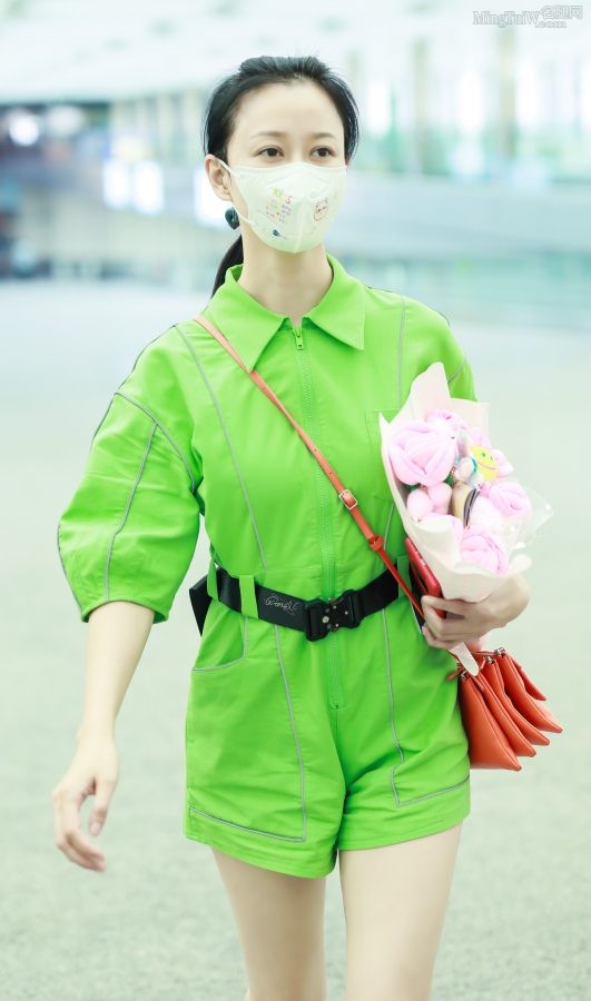 倪虹洁穿鲜绿色短裤出行时在机场展露白长腿（第2张/共3张）