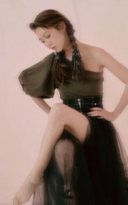 薛凯琪穿黑色薄纱裙拍写真，长腿美足白皙动人（第3张/共5张）