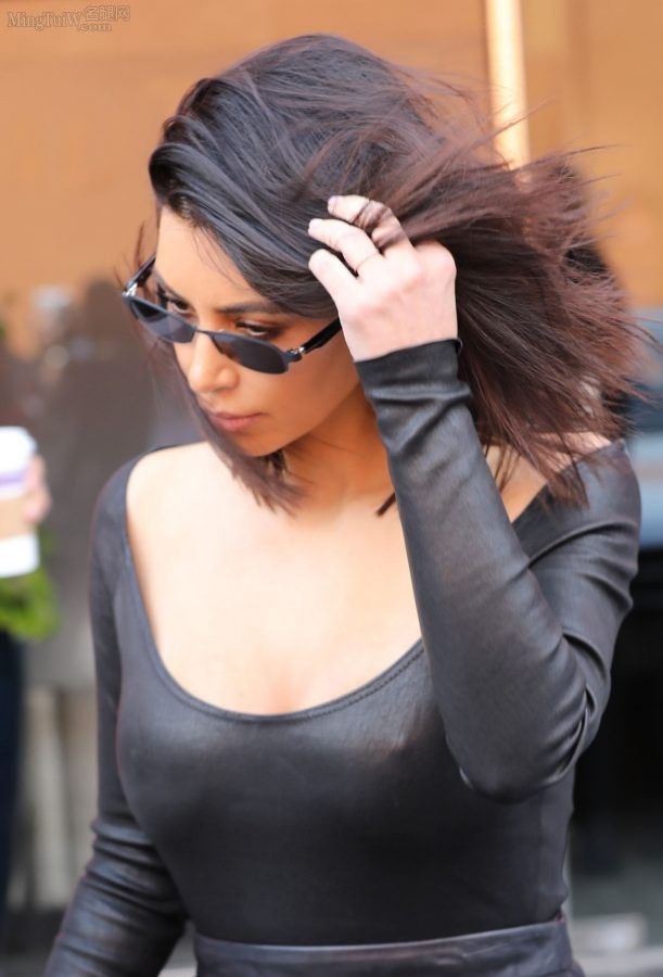 Kim Kardashian卡戴珊穿紧身黑色低胸装呼之欲出有凸点（第50张/共60张）