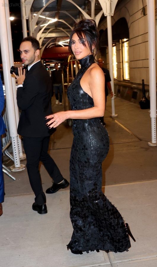 Kim Kardashian穿紧身长裙展露她那硕大的臀部（第12张/共17张）