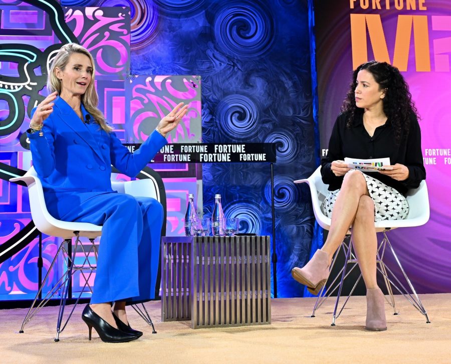 《财富》最具影响力女性峰会Jennifer Siebel Newsom(左)和女记者Michal Lev-Ram对话（第12张/共17张）