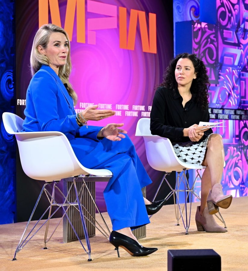《财富》最具影响力女性峰会Jennifer Siebel Newsom(左)和女记者Michal Lev-Ram对话（第7张/共17张）
