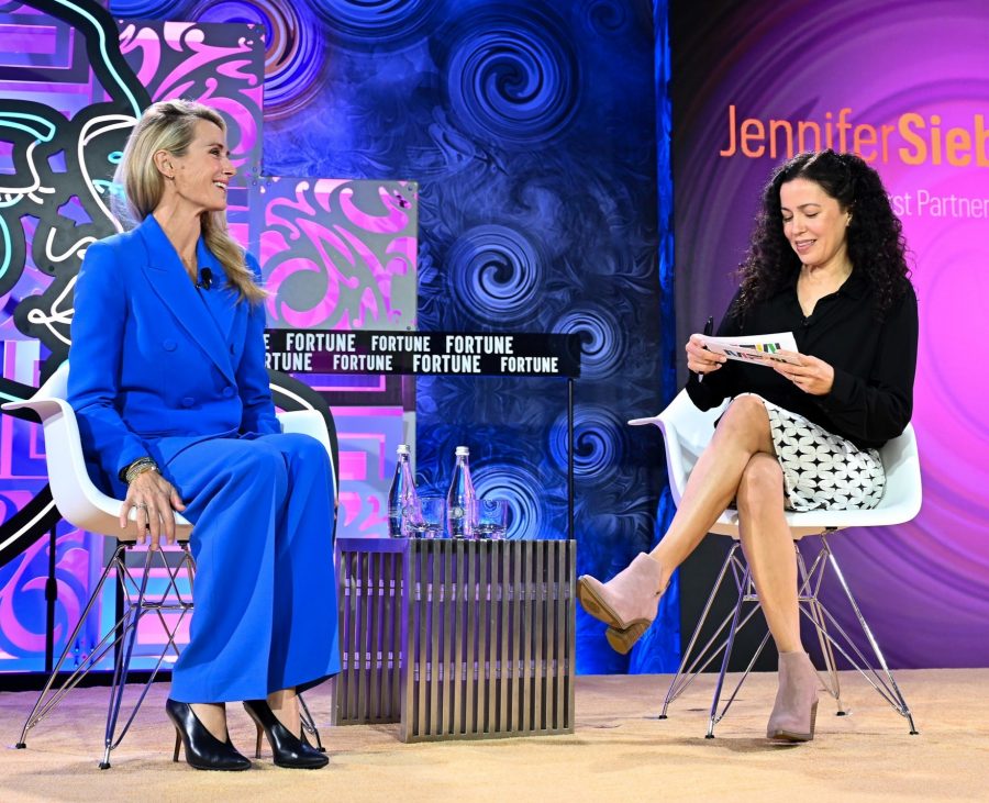 《财富》最具影响力女性峰会Jennifer Siebel Newsom(左)和女记者Michal Lev-Ram对话（第9张/共17张）