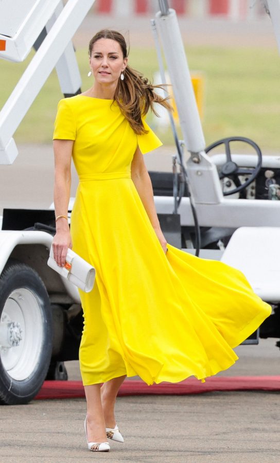 Kate Middleton穿明艳黄裙踩细高跟成熟大气（第2张/共4张）