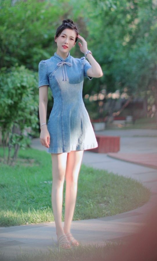 朱梓橦身穿超短蓝色旗袍拍照，阳光照射她纤细的美腿（第1张/共3张）