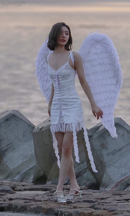 穿短裙的天使许佳琪在海边拍照腿上冻出了鸡皮疙瘩（第4张/共6张）
