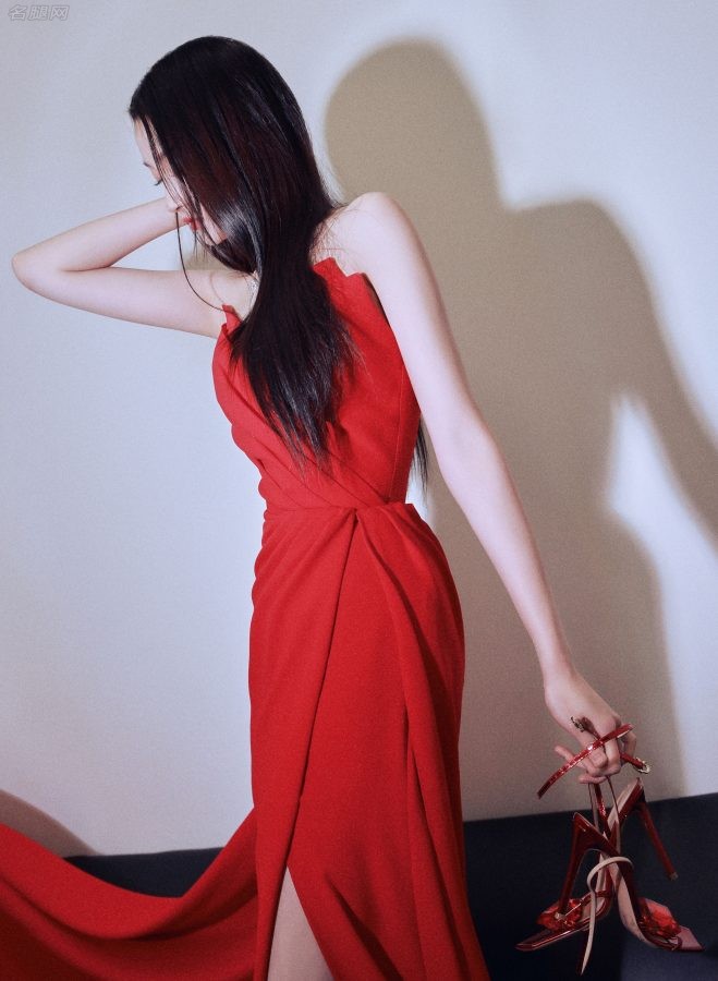 关晓彤穿开叉红裙手里拎着鲜红色的攻速高跟鞋（第4张/共5张）