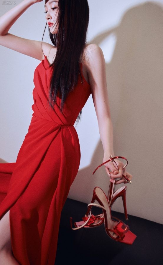 关晓彤穿开叉红裙手里拎着鲜红色的攻速高跟鞋（第3张/共5张）