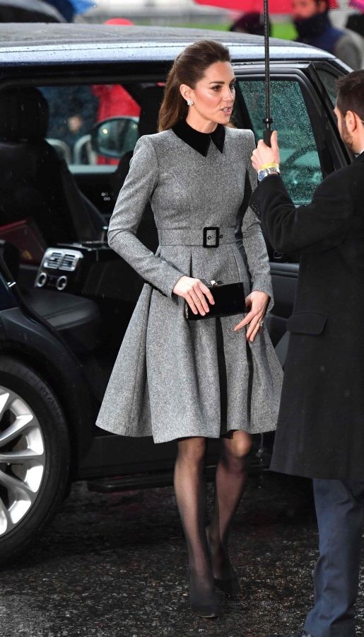 凯特王妃腿穿黑丝细高跟冒雨外出（第2张/共14张）