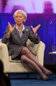 拉加德腿穿灰丝出席国际货币基金组织会议（第3张/共5张）