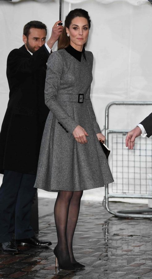 凯特王妃腿穿黑丝细高跟冒雨外出（第8张/共14张）