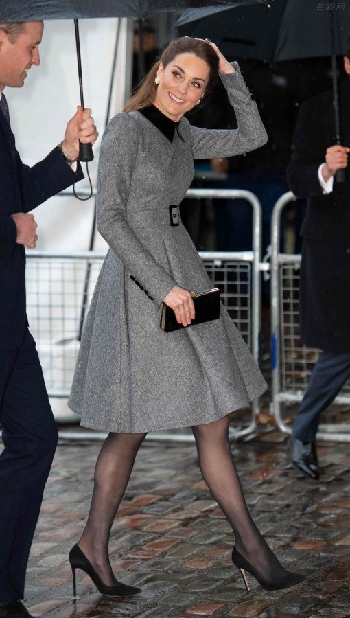 凯特王妃腿穿黑丝细高跟冒雨外出（第10张/共14张）