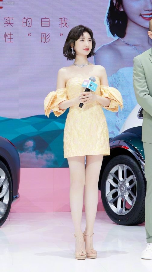 毛晓彤出席长城欧拉汽车宣传活动，穿露肩低胸公主裙美腿鲨（第13张/共13张）