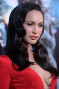 梅根·福克斯（Megan Fox）红裙露半球高跟秀长腿