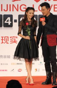 贵妇刘嘉玲+少妇佟丽娅同台比拼高跟鞋