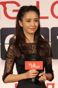 贵妇刘嘉玲+少妇佟丽娅同台比拼高跟鞋