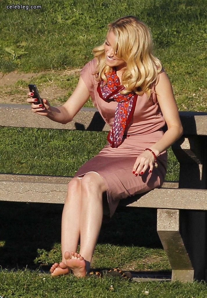 Amber Heard 艾梅柏·希尔德 美腿逗狗(2/5)
