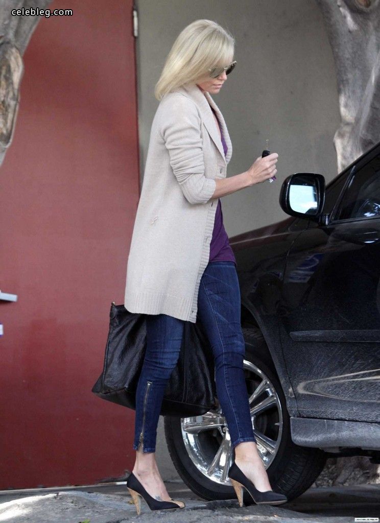 Charlize Theron Charlize Theron Street Photography Thin Legs High Heels Jade Feet(1/4)