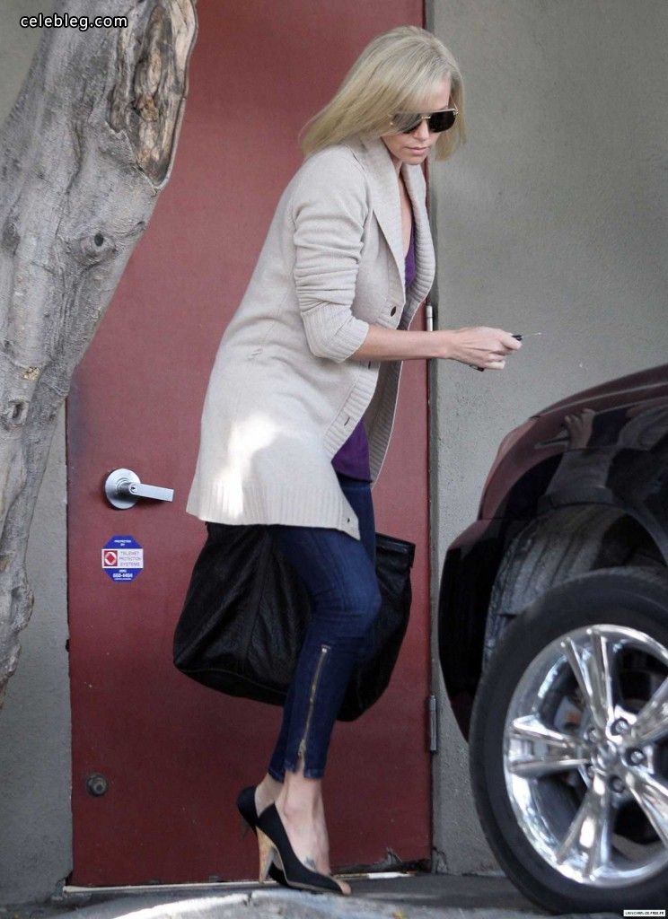 Charlize Theron 查理兹·塞隆 街拍细腿高跟玉足(3/4)