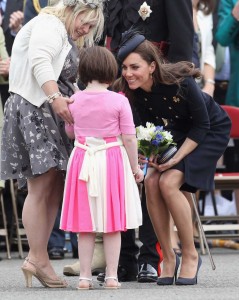 英国王妃凯特·米德尔顿在公开场合展示高档的肉色丝袜美腿